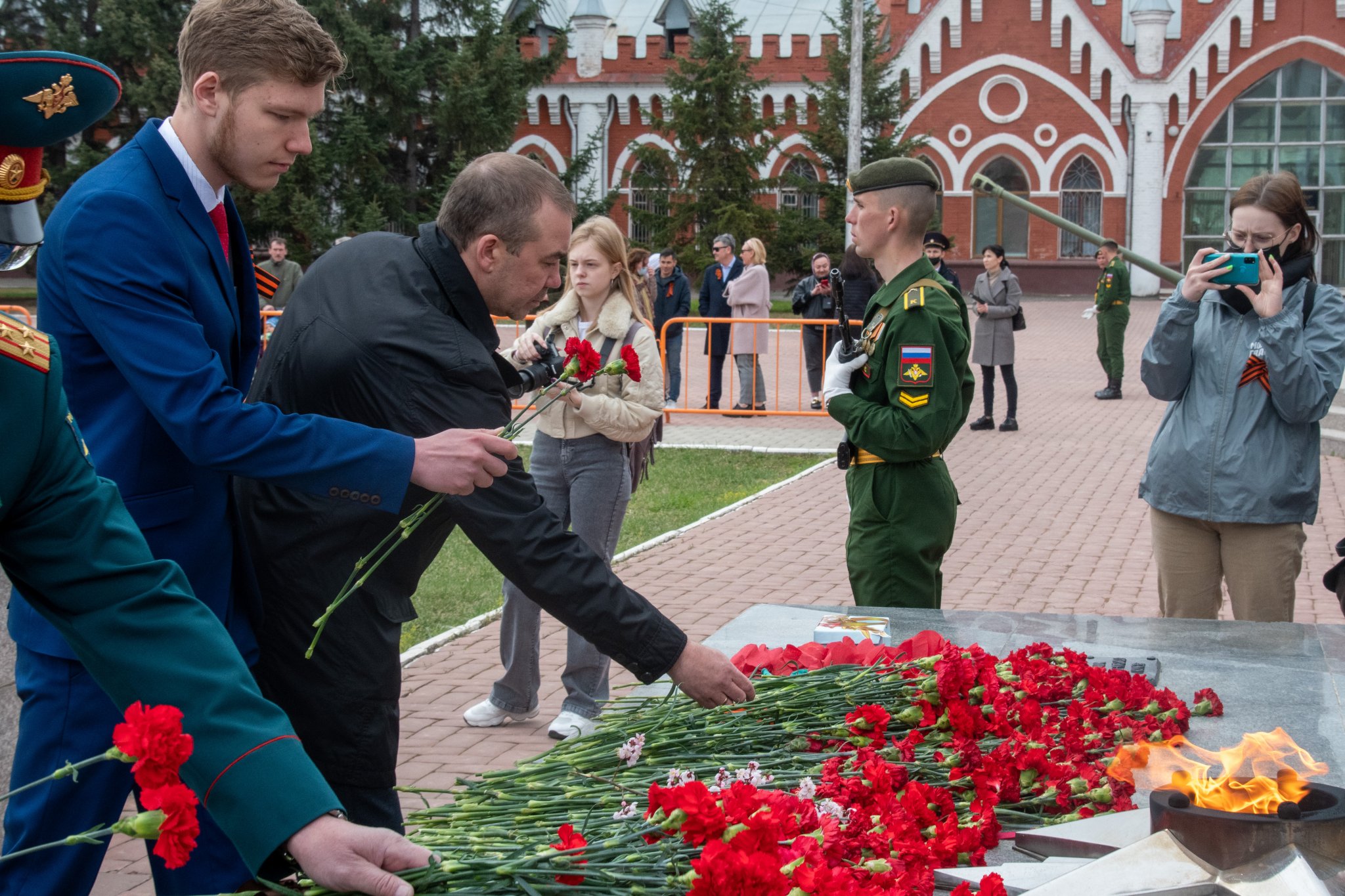 Возложение цветов к памятнику какие цветы